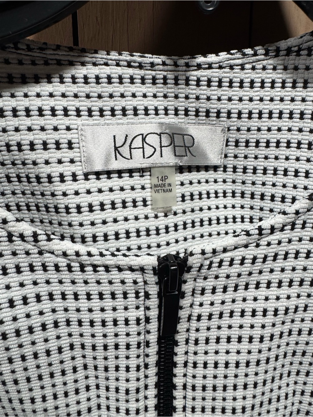 NWOT Kasper Black & White Grid Zip-Front Knit Top - Picture 2 of 2